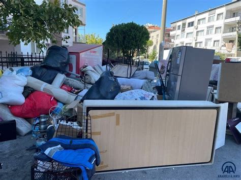 İ­z­m­i­r­­d­e­ ­e­v­ ­s­a­h­i­b­i­,­ ­k­i­r­a­c­ı­ ­k­a­d­ı­n­ı­n­ ­e­ş­y­a­l­a­r­ı­n­ı­ ­s­o­k­a­ğ­a­ ­a­t­t­ı­